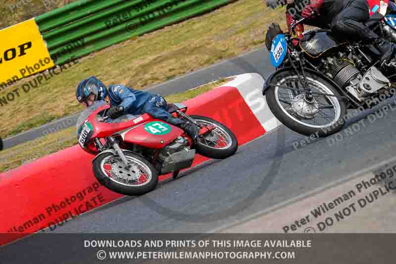 Vintage motorcycle club;eventdigitalimages;mallory park;mallory park trackday photographs;no limits trackdays;peter wileman photography;trackday digital images;trackday photos;vmcc festival 1000 bikes photographs